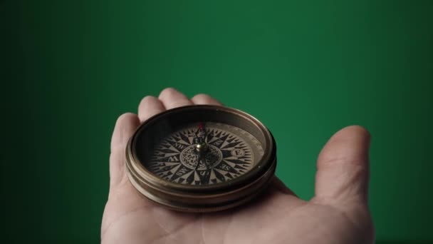 Kompas Otevřené Mužské Dlani Zelené Obrazovce Šipka Kompasu Ukazuje Sever — Stock video