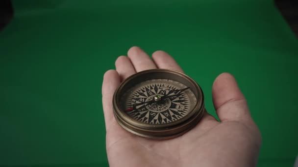 Kompas Otwartej Męskiej Dłoni Szybko Obracającą Się Strzałą Kompas Męskiej — Wideo stockowe