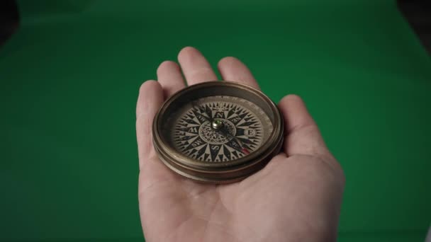 Ein Sich Schnell Drehender Kompasspfeil Verlangsamt Seine Geschwindigkeit Und Bleibt — Stockvideo