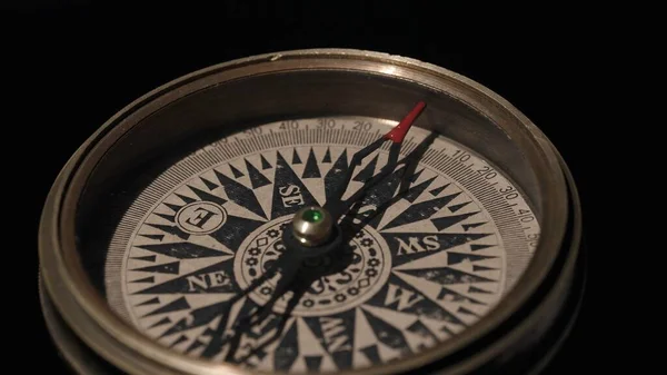 Kompas Czerwoną Strzałką Wskazującą Kierunek Czarnym Tle Pojęcie Podróży Przygody — Zdjęcie stockowe