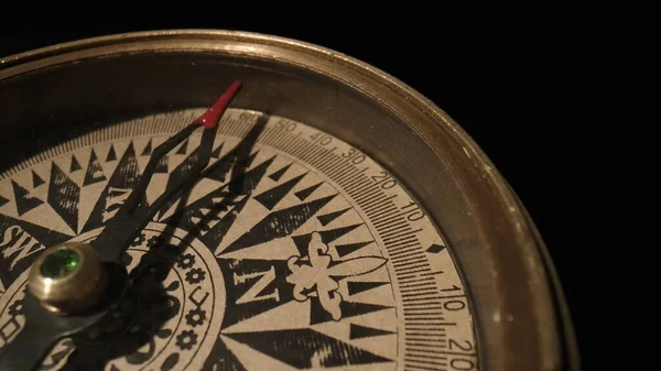 Rejseplanlægning Navigation Koncept Vintage Magnetisk Kompas Med Roterende Pil Tæt - Stock-foto