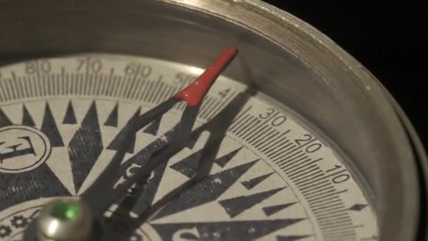Kompas Vintage Berputar Menutup Pada Latar Belakang Hitam Konsep Perjalanan — Stok Video
