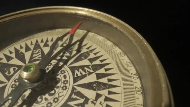Navigační Koncept Plánování Cesty Klasický Magnetický Kompas Rotující Šipkou Zblízka — Stock video