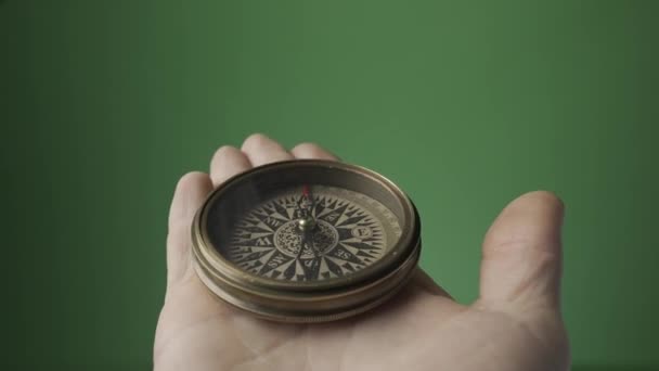 Kompas Otwartej Męskiej Dłoni Zielonym Ekranie Strzała Kompasu Wskazuje Północ — Wideo stockowe