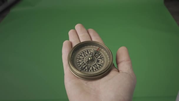 Koncepcja Podróży Magnetyczny Kompas Obrotową Strzałką Otwartej Męskiej Dłoni Zielonym — Wideo stockowe