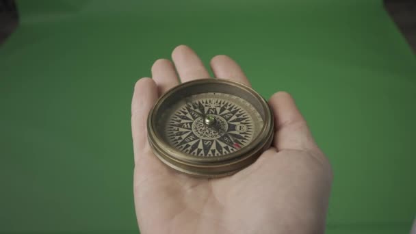 Rychle Otáčející Šíp Kompasu Zpomalí Zastaví Ukazuje Sever Kompas Otevřené — Stock video