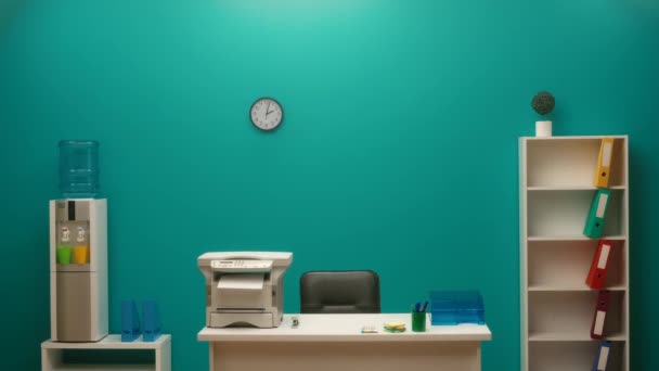 Interior Escritório Moderno Tons Azuis Com Uma Impressora Área Trabalho — Vídeo de Stock