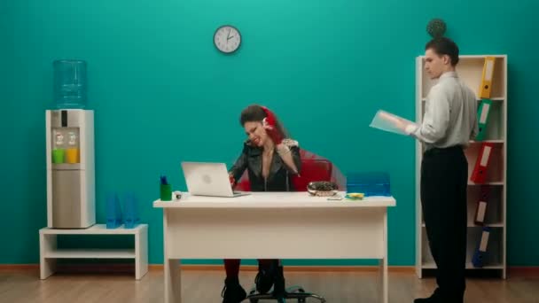 Ženská Zrůda Sedí Kanceláři Laptopu Sluchátkách Poslouchá Hudbu Zpívá Opodál — Stock video