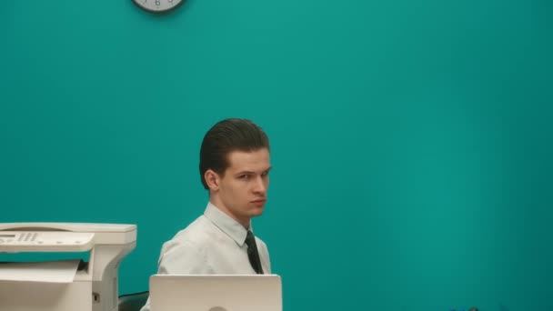 Ένας Άντρας Υπάλληλος Κάθεται Στο Γραφείο Του Ένα Λάπτοπ Θαυμάζει — Αρχείο Βίντεο