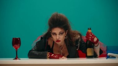 Sarhoş bir kadın kafası masada bir şişe alkolün yanında oturur. Bir ofis çalışanı kadına öfkeyle bakar. Kadın ayağa kalkar, boğazından su içer ve gider. Stres, yalnızlık, hayat.