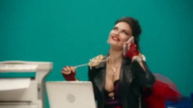 Ofisteki masasında oturan ucube bir kadın akıllı bir telefonla konuşuyor. Bir ofis çalışanı, bir kadının telefonunu attığı bir çöp tenekesi tutar. Adam başını sallar ve uzaklaşır, kadın başlar.