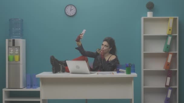 Kvinde Freak Være Arbejdspladsen Tager Selfie Smartphone Spiser Slikkepind Kvinde – Stock-video