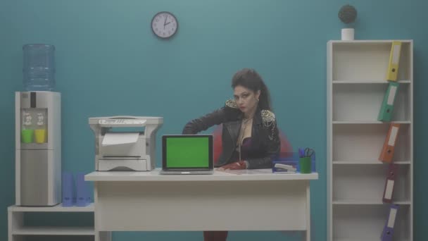 노트북 화면에 손가락으로 가리키는 괴물을 있습니다 화장을 여자의 자켓을 사무실 — 비디오