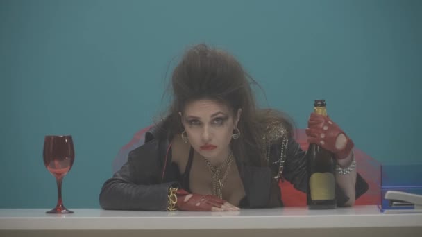 Μια Μεθυσμένη Γυναίκα Κάθεται Κεφάλι Στο Τραπέζι Δίπλα Ένα Μπουκάλι — Αρχείο Βίντεο