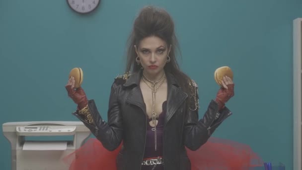 Une Femme Bizarre Tient Dans Bureau Tenant Hamburger Dans Ses — Video