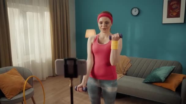 Mujer Joven Forma Haciendo Ejercicios Bíceps Con Pesas Casa Delante — Vídeo de stock