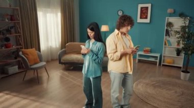 Genç, sıkıntılı evli bir çift akıllı telefonlarına mesaj yazıyor. Sırt sırta vermiş Asyalı bir kadın ve bir erkeğin portresi. Aile sorunları, kavgalar, anlaşmazlıklar, kötü