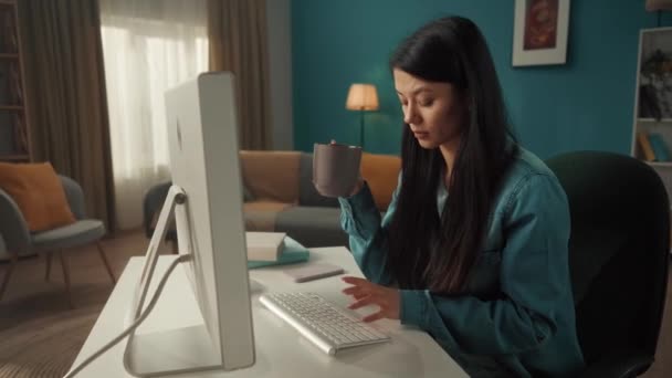 Młoda Kobieta Siedzi Przy Komputerze Pije Poranną Kawę Herbatę Azjatka — Wideo stockowe