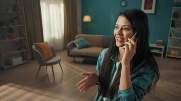 一个年轻的女人用智能手机说话 一个亚洲女人的画像 她的耳朵闭着电话 — 图库视频影像