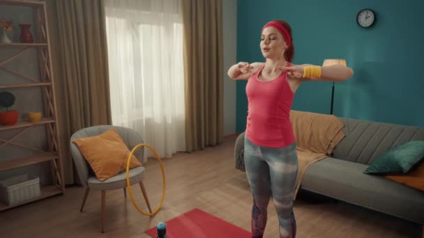 Sporten Thuis Een Roodharige Vrouw Doet Een Opwarming Woonkamer Maakt — Stockvideo