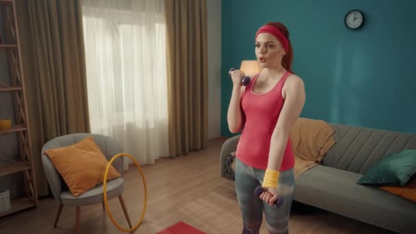 Ung Vältränad Kvinna Som Tränar Biceps Med Hantlar Hemma Kvinna — Stockvideo