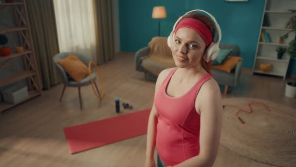 Porträtt Rödhårig Kvinna Vita Trådlösa Hörlurar Med Armarna Korsade Efter — Stockvideo