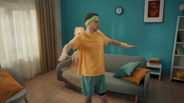 Evde Spor Haberleri Spor Giyimli Bantlı Bir Adam Oturma Odasında — Stok video
