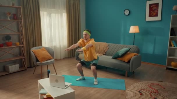 Junger Mann Macht Übungen Auf Einer Gymnastikmatte Wohnzimmer Ein Mann — Stockvideo