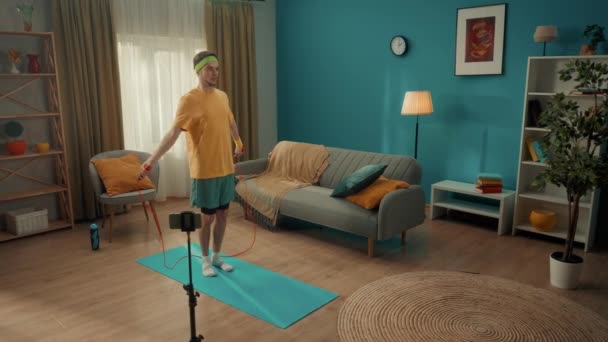 Ein Mann Sportbekleidung Filmt Sein Heimtraining Mit Einem Smartphone Das — Stockvideo