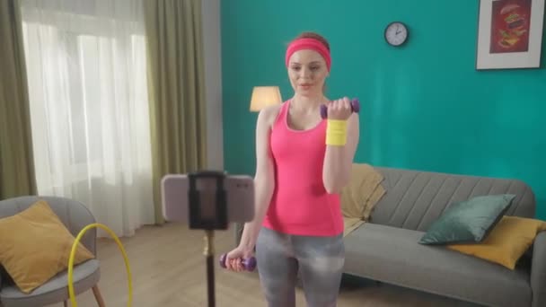 Jovem Mulher Apta Fazer Exercícios Bíceps Com Halteres Casa Frente — Vídeo de Stock
