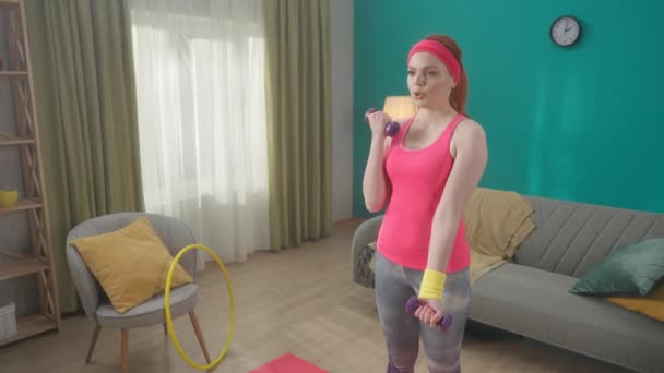 Jonge Fitte Vrouw Doet Bicepsoefeningen Met Halters Thuis Een Vrouw — Stockvideo