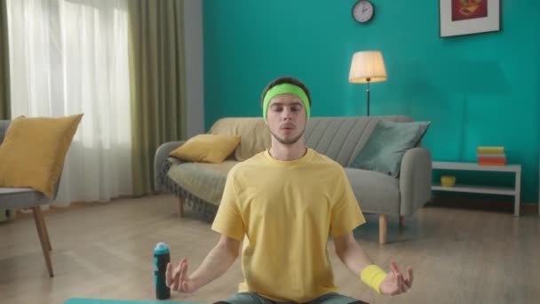 Joven Sienta Una Posición Loto Medita Practica Yoga Retrato Hombre — Vídeos de Stock