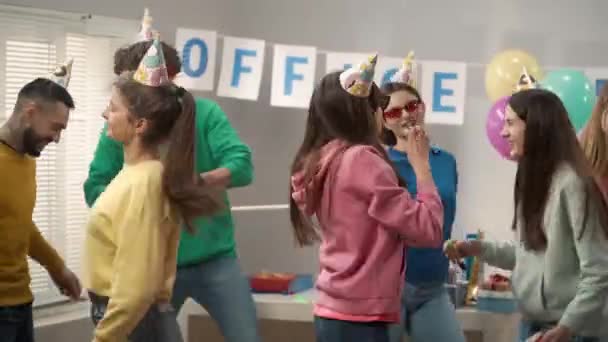 Группа Коллег Праздничных Шляпах Очках Танцует Веселится Празднует Общий Успех — стоковое видео