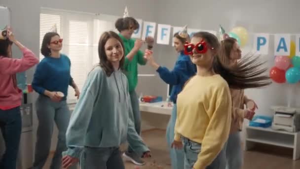 Група Колег Святкових Капелюхах Окулярах Танцює Розважаючись Офісі Дві Молоді — стокове відео