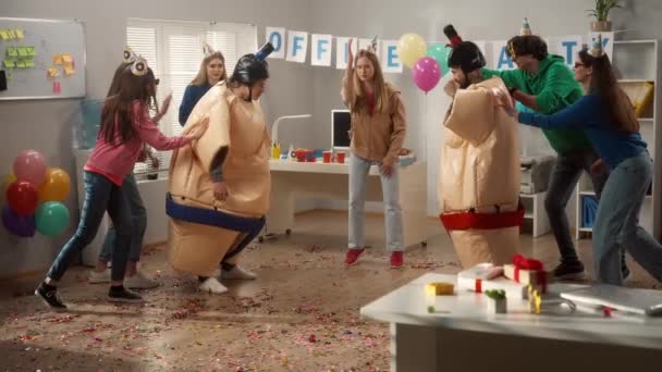 Bir Grup Genç Bir Ofis Partisinde Eğleniyor Sumo Takımları Giymiş — Stok video