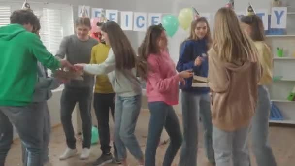 Grupo Jóvenes Sombreros Fiesta Accesorios Están Bailando Oficina Una Fiesta — Vídeos de Stock