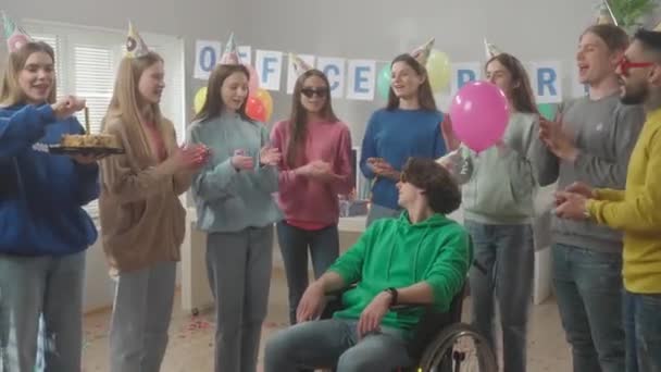 Команда Поздравляет Коллегу Днем Рождения Парень Инвалидном Кресле Берет Торт — стоковое видео