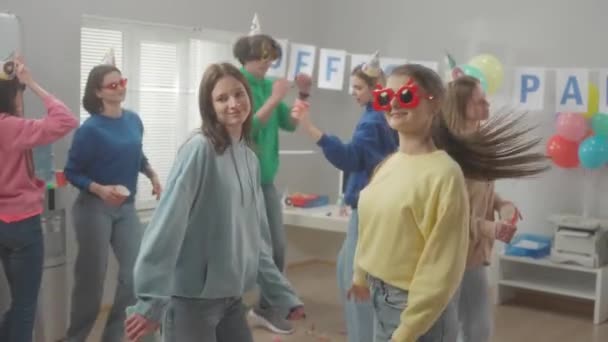 Группа Коллег Праздничных Шляпах Очках Танцует Развлекается Офисе Две Девушки — стоковое видео