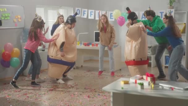 Група Людей Розважається Офісній Вечірці Двоє Дорослих Хлопців Одягнених Сумо — стокове відео
