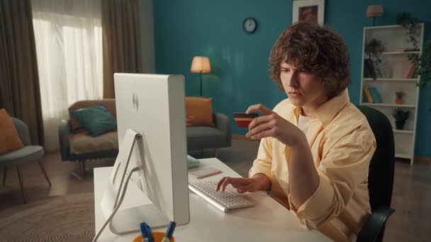 Genç Bir Adam Online Alışverişleri Ödemek Için Bilgisayar Kredi Kartı — Stok video