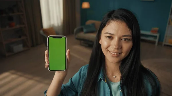Joven Mujer Sonriente Muestra Teléfono Inteligente Con Pantalla Verde Retrato — Foto de Stock