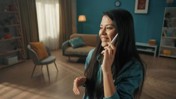 Genç Bir Kadın Akıllı Telefonla Konuşuyor Gülüyor Kulağına Telefon Dayanmış — Stok fotoğraf
