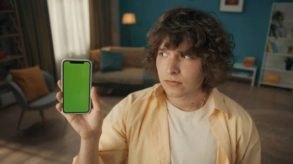 Jeune Homme Montre Smartphone Avec Écran Vert Fixant Ses Yeux — Photo