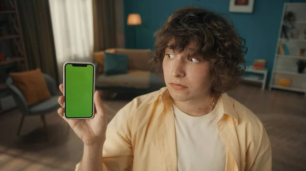 Jeune Homme Montre Smartphone Avec Écran Vert Fixant Ses Yeux — Photo
