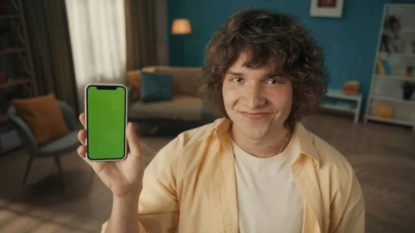 Jeune Homme Souriant Montre Smartphone Avec Écran Vert Portrait Homme — Photo