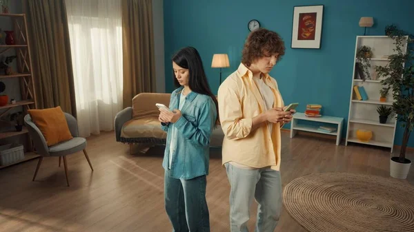 若い悩んでいる夫婦がスマートフォンにメッセージを送っています アジアの女性と男性が背を向けて立っている 家族の問題 悪い関係 — ストック写真