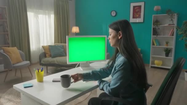 Genç Bir Kadın Sabah Kahvesini Içiyor Yeşil Ekranlı Bir Bilgisayarın — Stok video