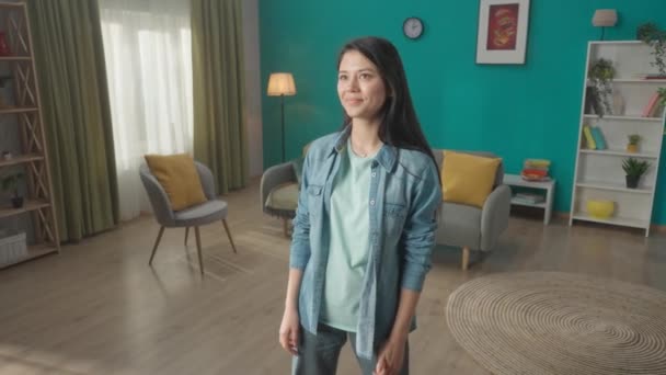 Temiz Parlak Bir Oturma Odasında Gülümseyen Asyalı Genç Bir Kadının — Stok video