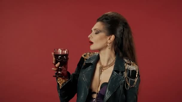 Ritratto Donna Con Trucco Brillante Con Bicchiere Vino Mano Sfondo — Video Stock