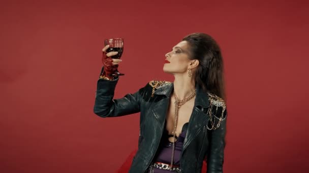 Μια Τίμια Ντυμένη Γυναίκα Φωτεινό Μακιγιάζ Πίνει Μια Γουλιά Κρασί — Αρχείο Βίντεο